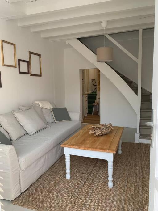 Gite La Petite Maison Guîtres Exteriör bild